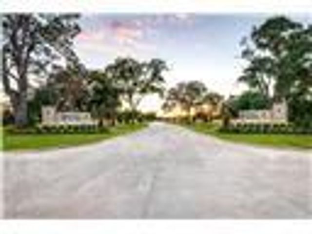 494 Hunters Crossing, Sealy, TX 77474