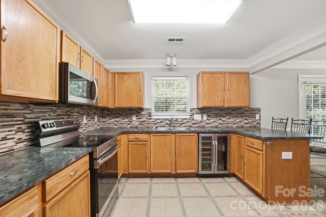 1135 Stonehenge Lane, Charlotte, NC 28216