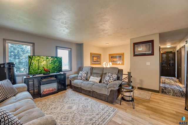 46871 265th St, Sioux Falls, SD 57106