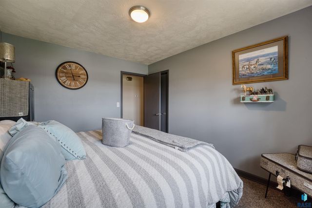46871 265th St, Sioux Falls, SD 57106