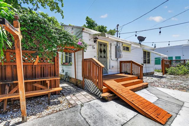 6901 Garden Avenue, West Palm Beach, FL 33405
