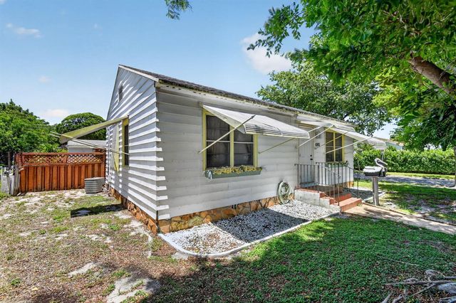 6901 Garden Avenue, West Palm Beach, FL 33405