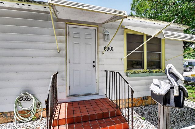 6901 Garden Avenue, West Palm Beach, FL 33405