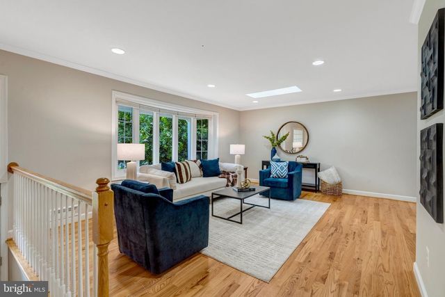 9301 SANTAYANA DR, Fairfax, VA 22031