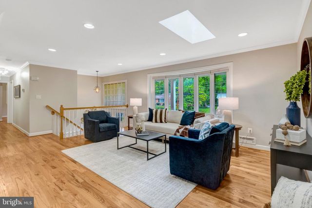 9301 SANTAYANA DR, Fairfax, VA 22031