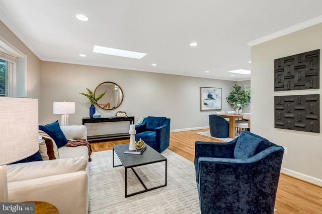 9301 SANTAYANA DR, Fairfax, VA 22031