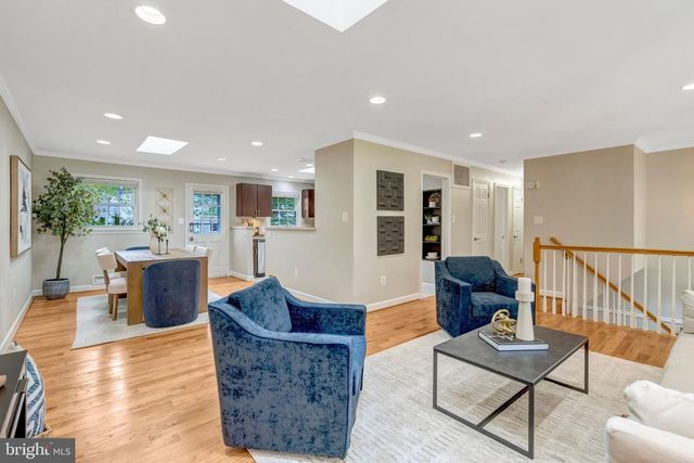 9301 SANTAYANA DR, Fairfax, VA 22031