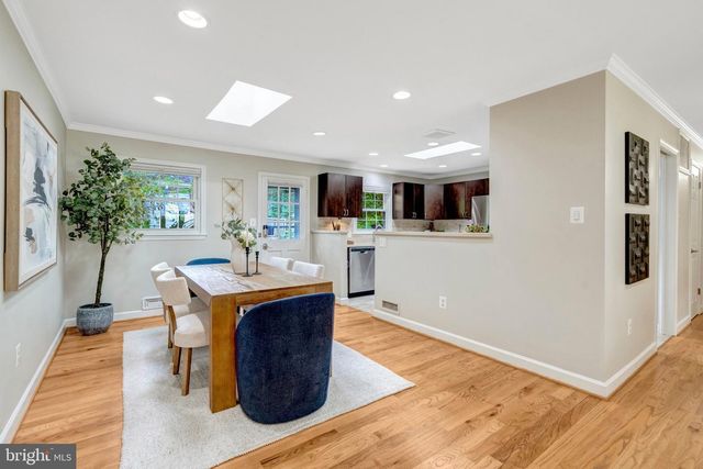 9301 SANTAYANA DR, Fairfax, VA 22031