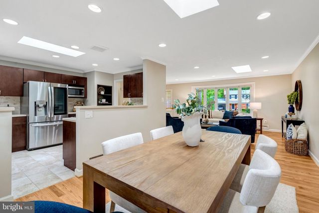9301 SANTAYANA DR, Fairfax, VA 22031