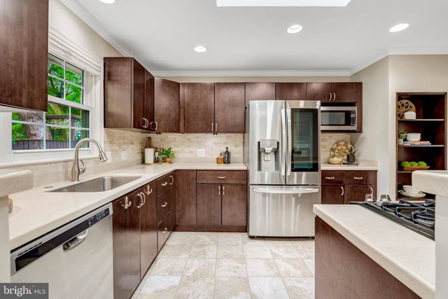 9301 SANTAYANA DR, Fairfax, VA 22031