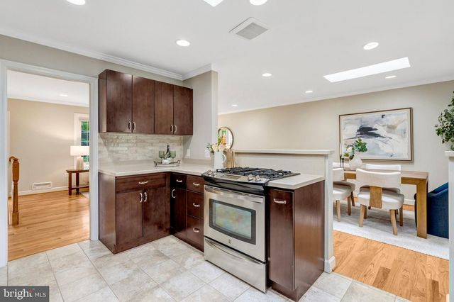 9301 SANTAYANA DR, Fairfax, VA 22031