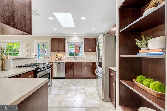9301 SANTAYANA DR, Fairfax, VA 22031