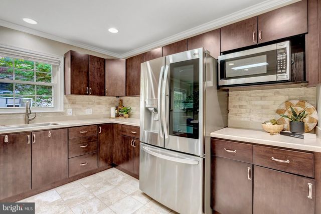 9301 SANTAYANA DR, Fairfax, VA 22031