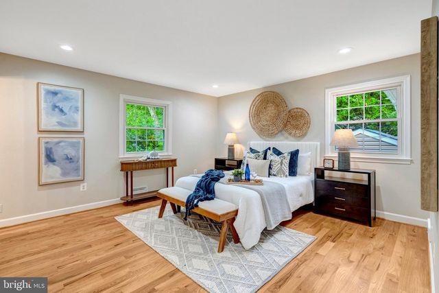 9301 SANTAYANA DR, Fairfax, VA 22031
