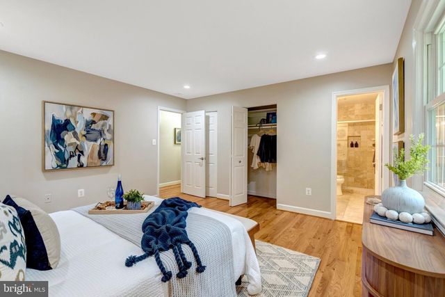 9301 SANTAYANA DR, Fairfax, VA 22031
