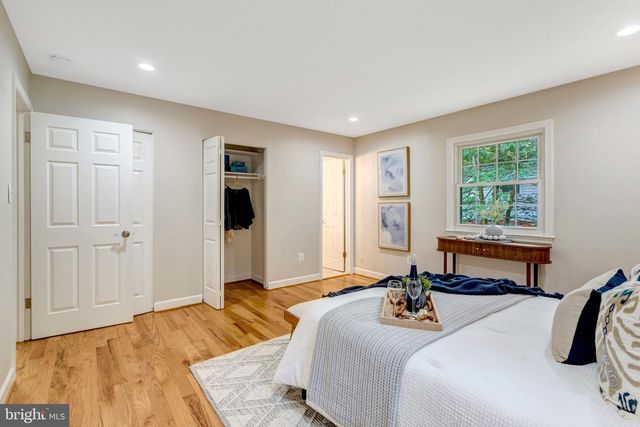 9301 SANTAYANA DR, Fairfax, VA 22031