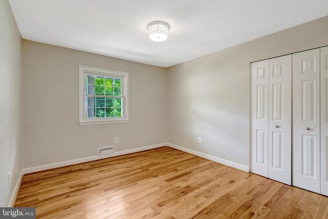 9301 SANTAYANA DR, Fairfax, VA 22031
