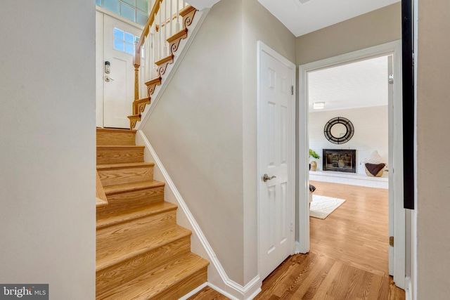9301 SANTAYANA DR, Fairfax, VA 22031