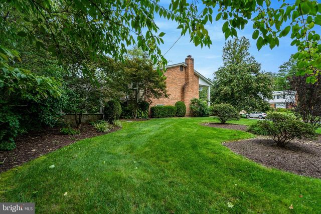 9301 SANTAYANA DR, Fairfax, VA 22031