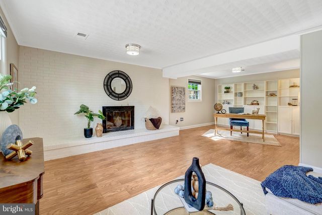 9301 SANTAYANA DR, Fairfax, VA 22031