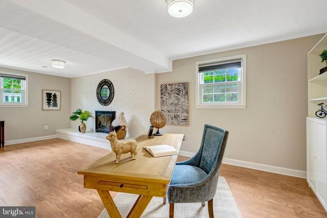 9301 SANTAYANA DR, Fairfax, VA 22031