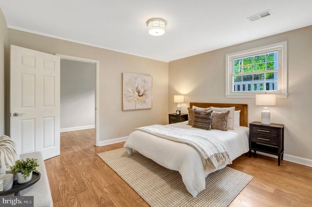 9301 SANTAYANA DR, Fairfax, VA 22031