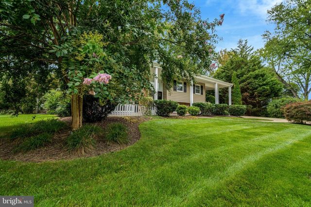 9301 SANTAYANA DR, Fairfax, VA 22031