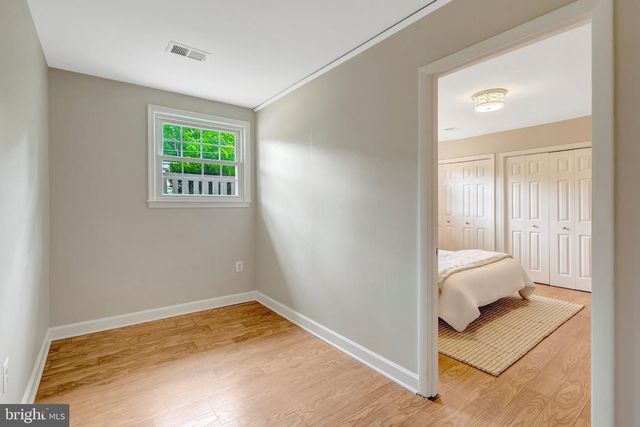 9301 SANTAYANA DR, Fairfax, VA 22031