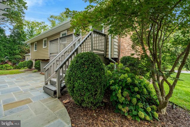 9301 SANTAYANA DR, Fairfax, VA 22031