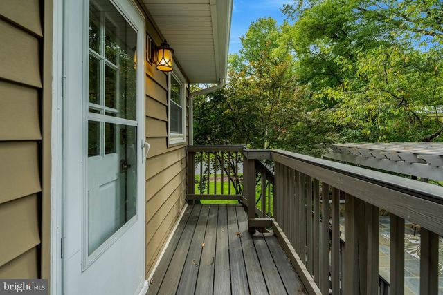 9301 SANTAYANA DR, Fairfax, VA 22031