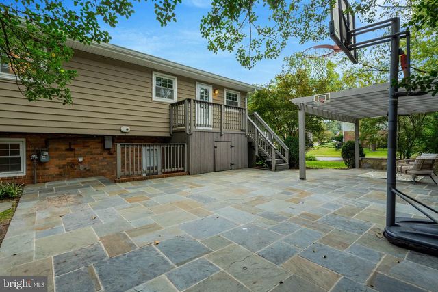 9301 SANTAYANA DR, Fairfax, VA 22031