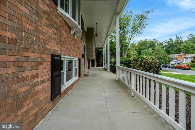 9301 SANTAYANA DR, Fairfax, VA 22031