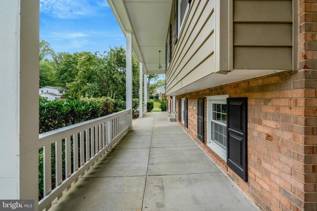 9301 SANTAYANA DR, Fairfax, VA 22031