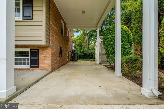 9301 SANTAYANA DR, Fairfax, VA 22031