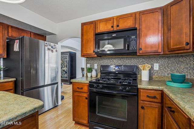 680 Sequeiros Court, El Paso, TX 79932