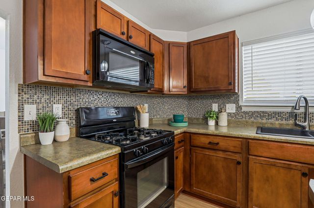 680 Sequeiros Court, El Paso, TX 79932