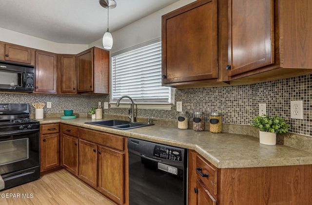 680 Sequeiros Court, El Paso, TX 79932