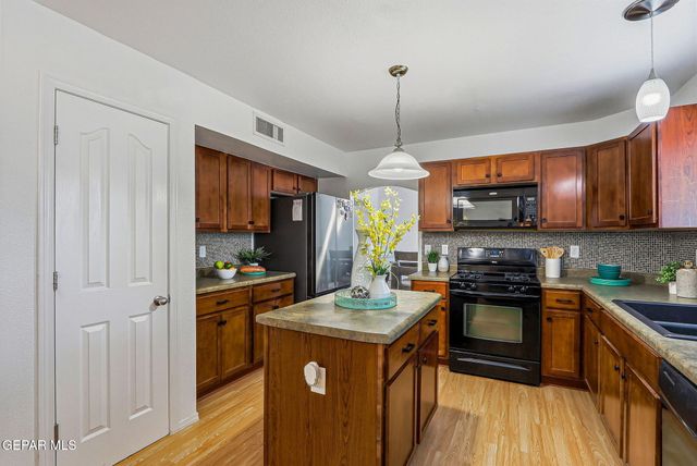 680 Sequeiros Court, El Paso, TX 79932