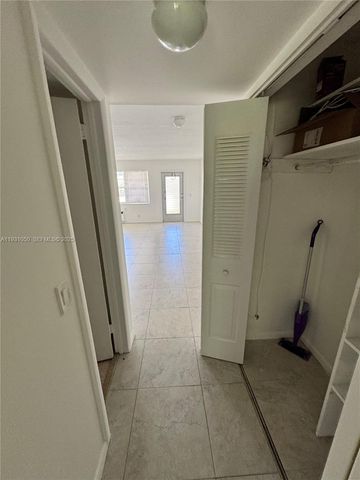 18 Hastings B 18, West Palm Beach, FL 33417