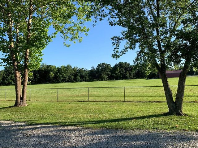 8005 S Buckner Tarsney Road, Oak Grove, MO 64075