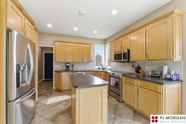 17621 Prestwick Avenue, Omaha, NE 68136