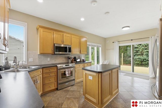17621 Prestwick Avenue, Omaha, NE 68136