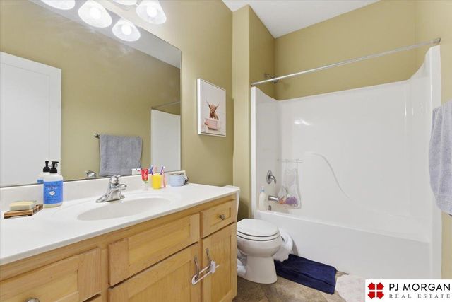 17621 Prestwick Avenue, Omaha, NE 68136