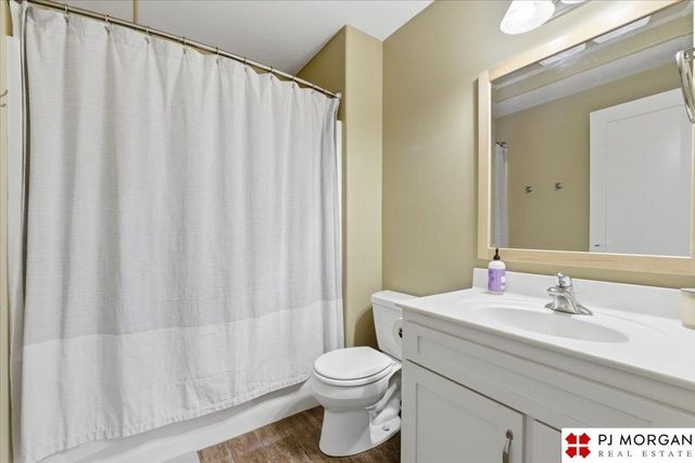 17621 Prestwick Avenue, Omaha, NE 68136