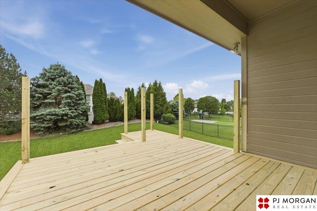 17621 Prestwick Avenue, Omaha, NE 68136