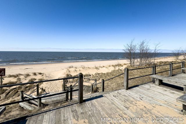 136 Crescent Drive, Grand Haven City, MI 49417