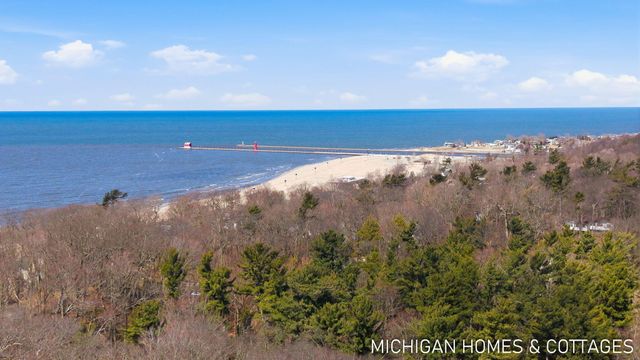 136 Crescent Drive, Grand Haven City, MI 49417