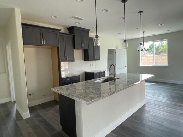 16171 West Monterey Ave, Kerman, CA 93630
