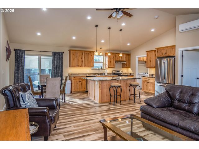 5135 GRANGE Rd, Roseburg, OR 97471