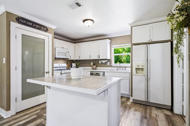 2121 W Bond Street, Denison, TX 75020
